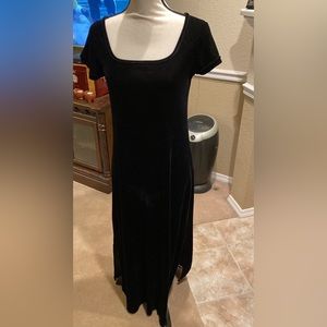 Walter Collections Black Velvet Dress. Size Petite Medium